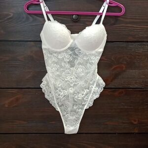 XS White Lace Elegance Bodysuit LaVieEnRose